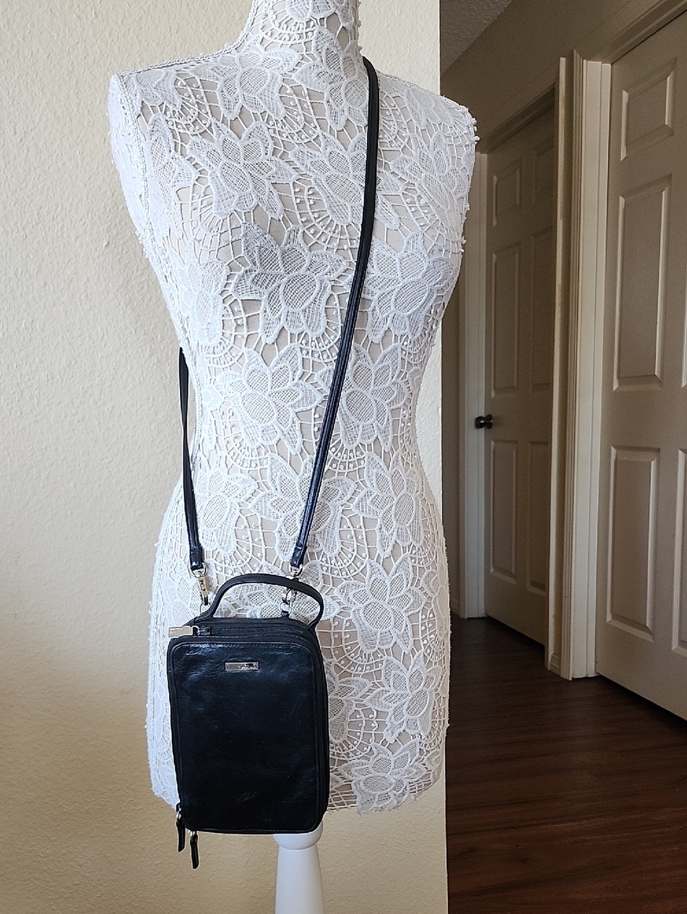 Vintage Perlina Travel Crossbody Passport Black Leather Bag